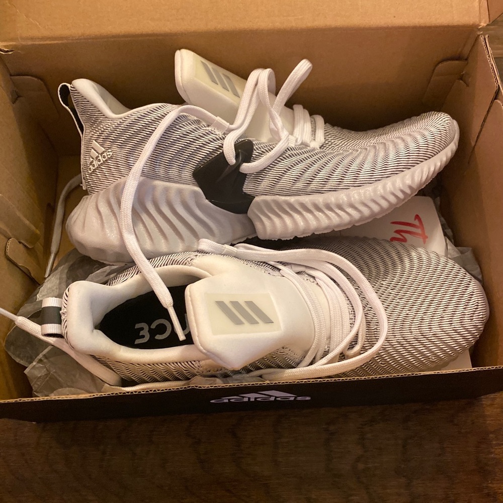 BRAND NEW Adidas alpha bounce instinct sneakers